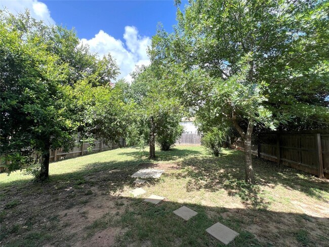 Building Photo - 2423 Glen Field Dr