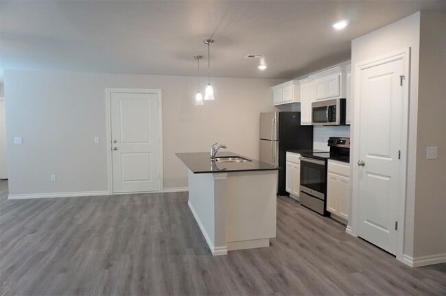 Building Photo - 3 Bed 2 Bath 2 Car Duplex in Chisholm Creek NW OKC