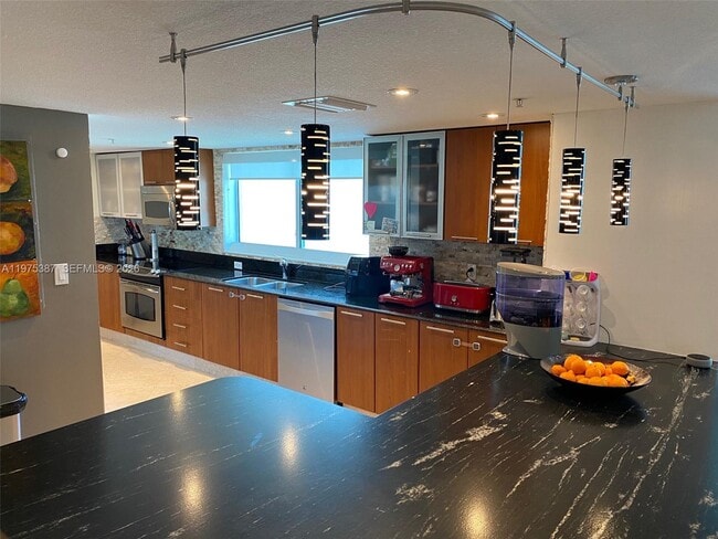 Building Photo - 1800 N Bayshore Dr