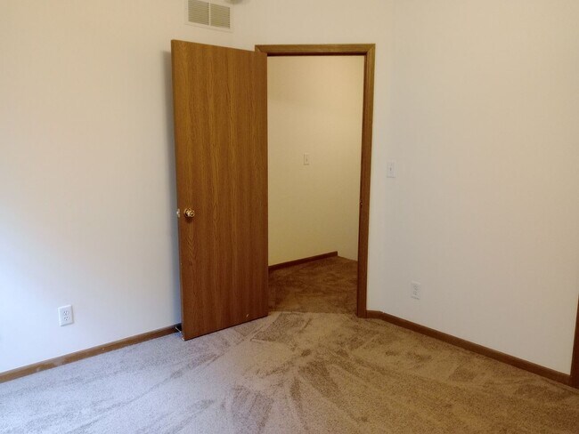 Building Photo - 406 E Liberty Ln