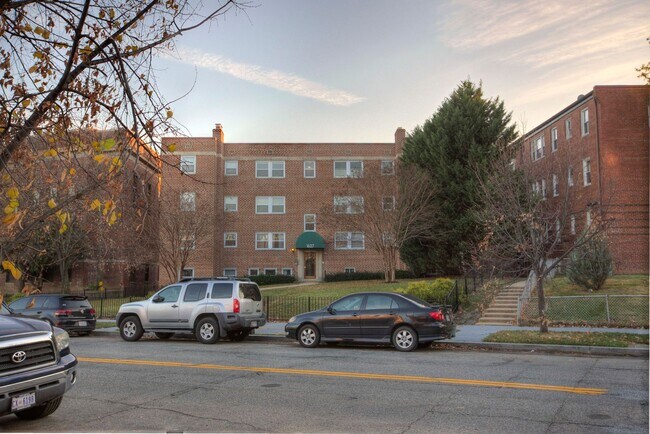 Building Photo - Bright 1 Bed/1 Bath in Hill East! Parking + Storage Included