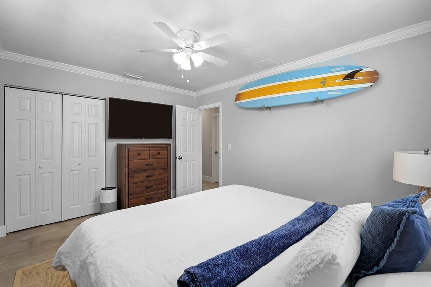 Building Photo - 911 W Hawie St