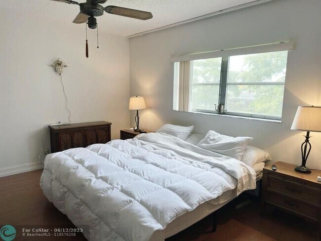 Building Photo - 7505 NW 5th Pl