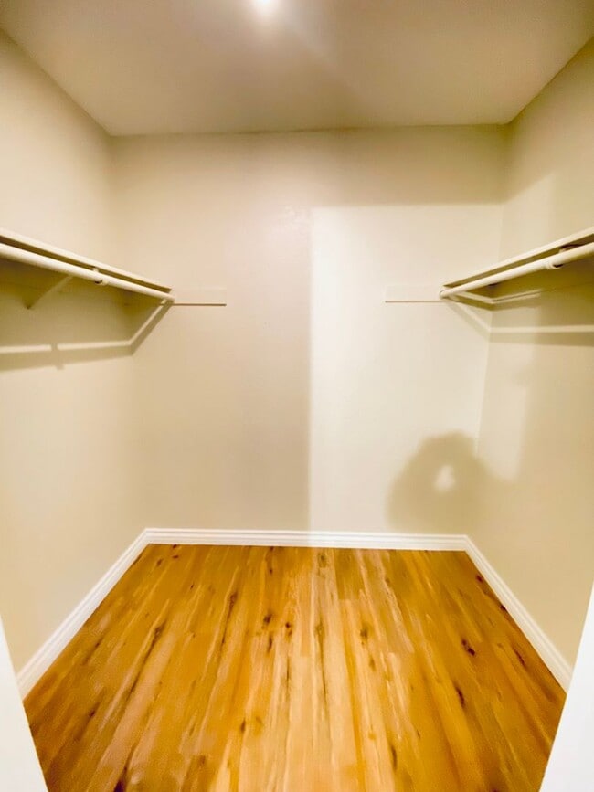 Building Photo - Beautifully remodeled spacious 1 Bedroom r...
