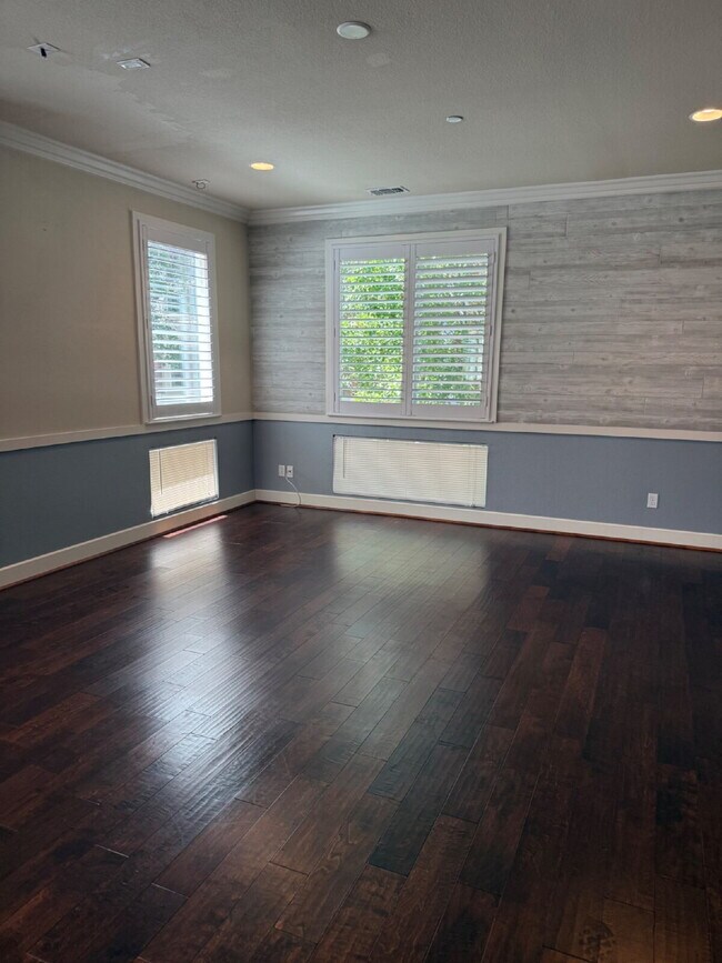 Building Photo - Gorgeous 4 Bed, 3.5 Bath End Unit Townhome in Perfect Dublin Location