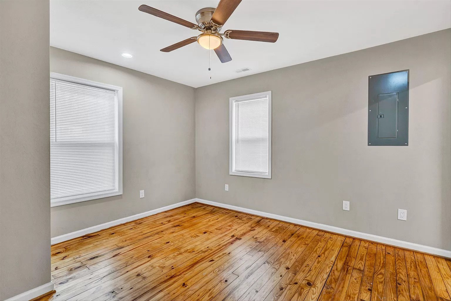 Building Photo - 1423 Varnell Ave NE
