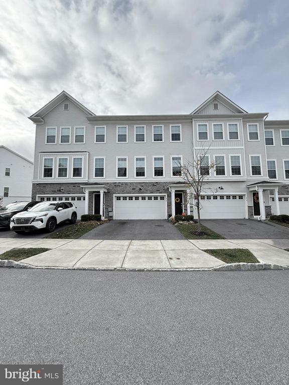 Building Photo - 214 Red Leaf Ln