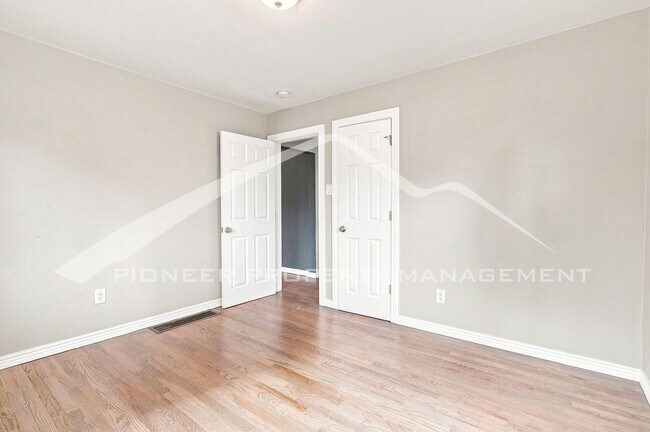 Building Photo - Charming Home with Central AC and Fenced Yard