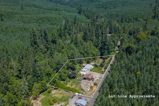 Building Photo - Rare Home on Creek Front Property!