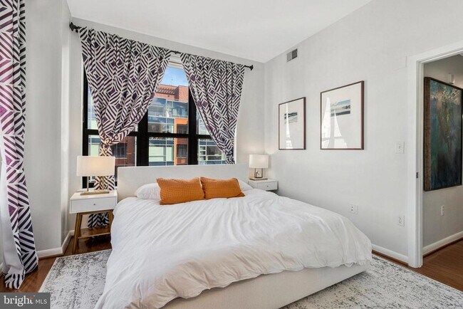 Building Photo - 1001 L St NW