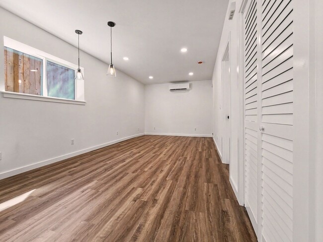 Building Photo - AVAILABLE NOW! Fully Remodeled Lower Unit with Private Entrance in Columbia City Neighborhood