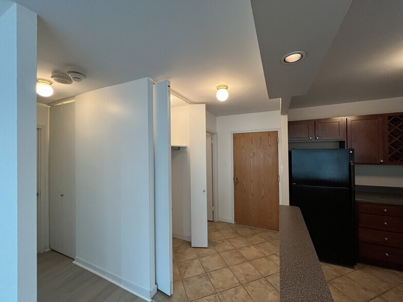 Foyer & closets - 211 E Ohio St