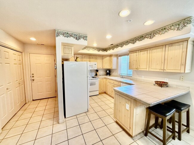Building Photo - 1-BR Available for Long Term Rental in Coveted Las Palmas Community