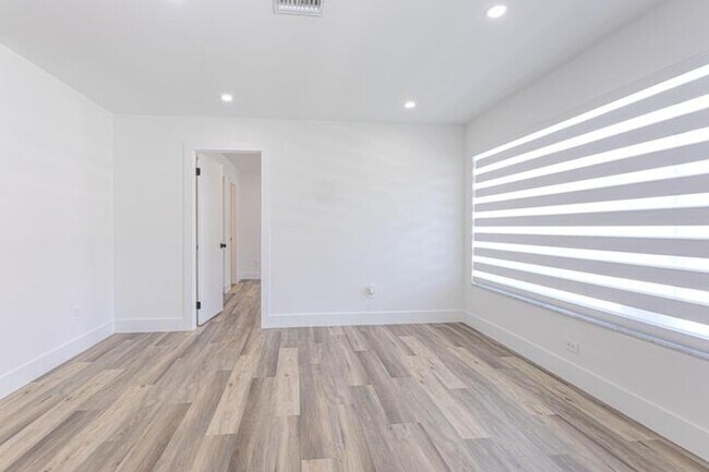 Building Photo - 1717 16th Ct N