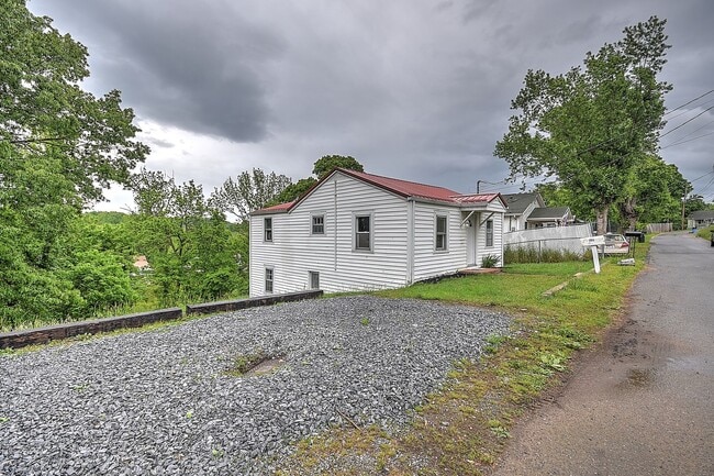 Building Photo - 317 Mill St