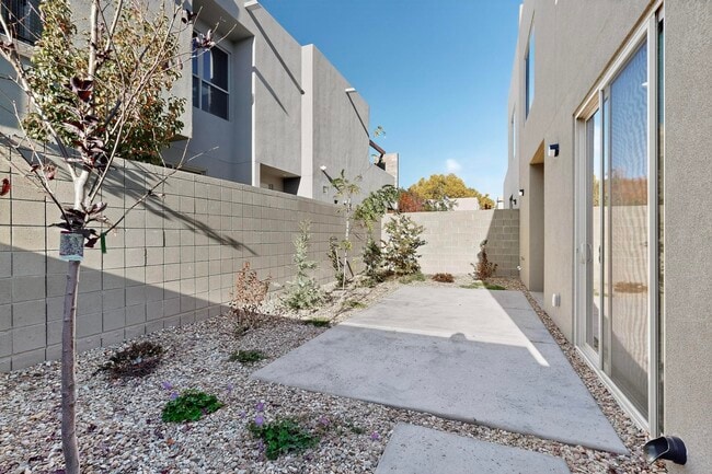 Building Photo - 705 Alcalde Pl SW