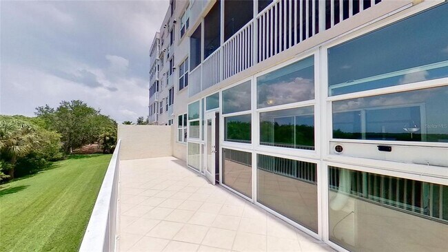 Building Photo - 6495 Shoreline Dr