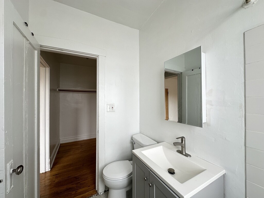 Building Photo - 2432 N Linden Pl