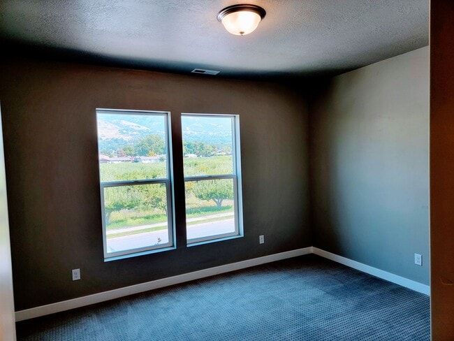 Building Photo - Gorgeous Townhome!!!