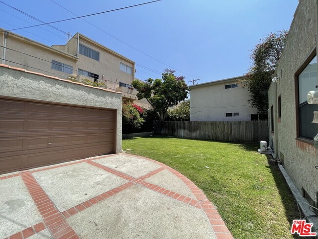 Building Photo - 3642 Empire Dr