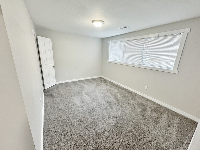 Building Photo - 15093 E 11th Ave