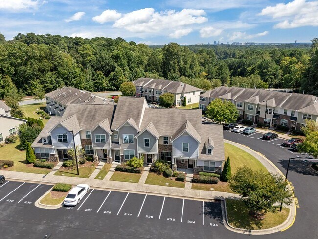 Building Photo - Modern 3-Bed Townhome in Thompson Ridge – ...