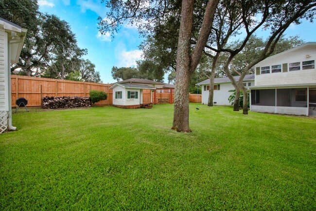 Building Photo - 20 Dogwood Ln