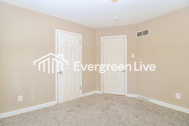 Building Photo - 230 W St Anthony Ln