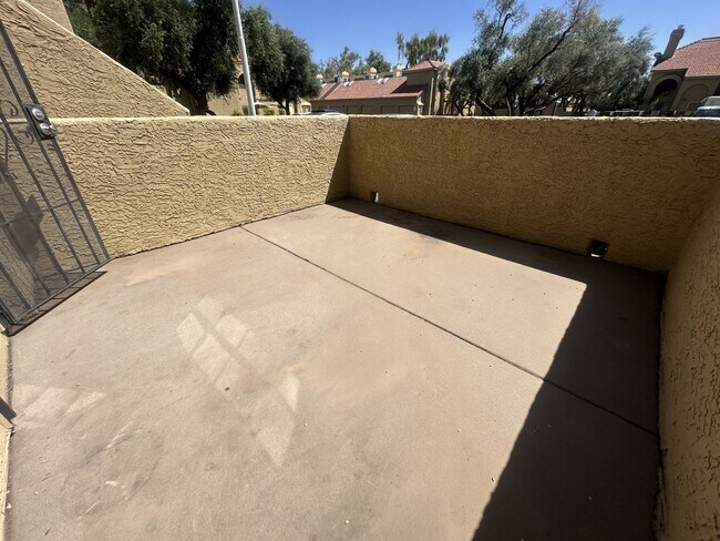 Building Photo - ELLIOT PLACE CONDOMINIUMS UPDATED/REMODELED GROUND FLOOR 1 BED PLUS DEN UNIT WITH 1 CAR GARAGE