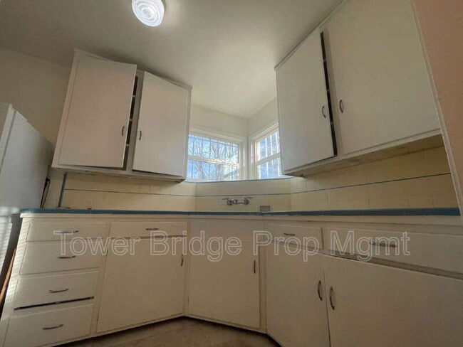 Building Photo - 2871 32nd Ave