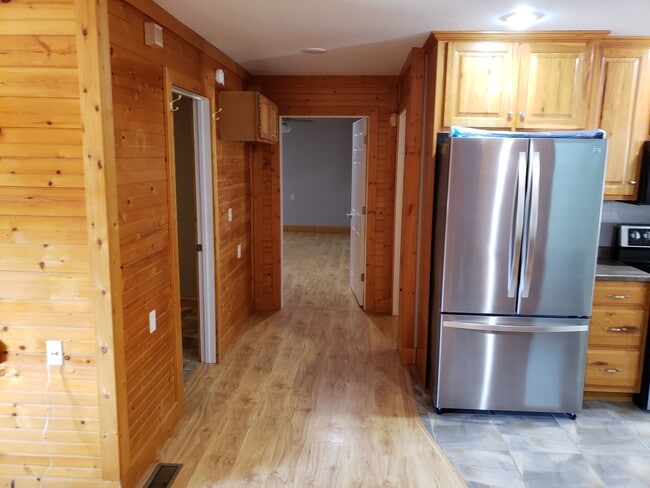 Building Photo - 633 Russell Ave