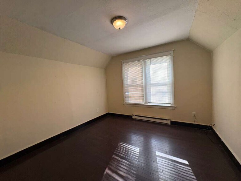 Building Photo - 327 Bassett St