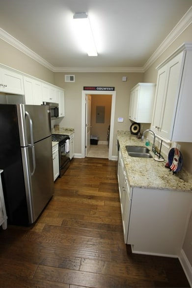 Building Photo - 104 Robbins Cir