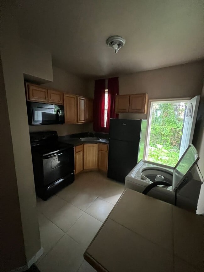 Building Photo - Carroll Park Area Main Street, Big 3 bedroom!
