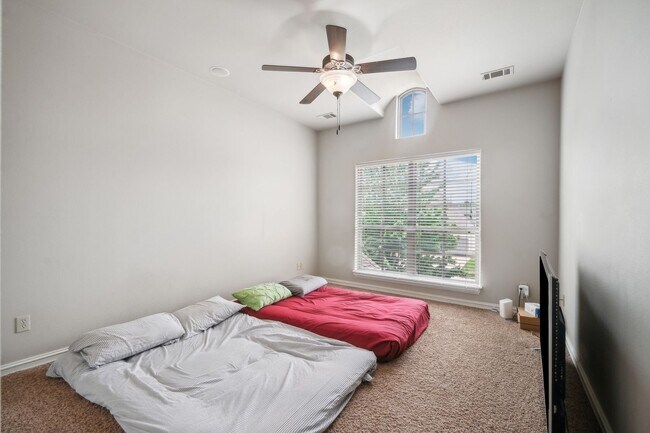 Building Photo - Stunning 5 bedroom 4.5 bath in Stonebrooke Glenn