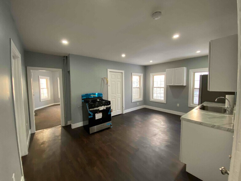 Building Photo - 102 Endicott St