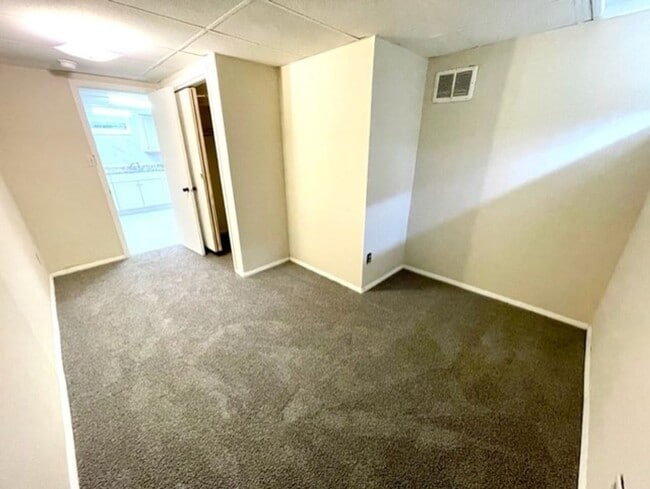 Building Photo - 1 Bedroom Apartment Downtown w/ Bonus Room - Utilities Included!