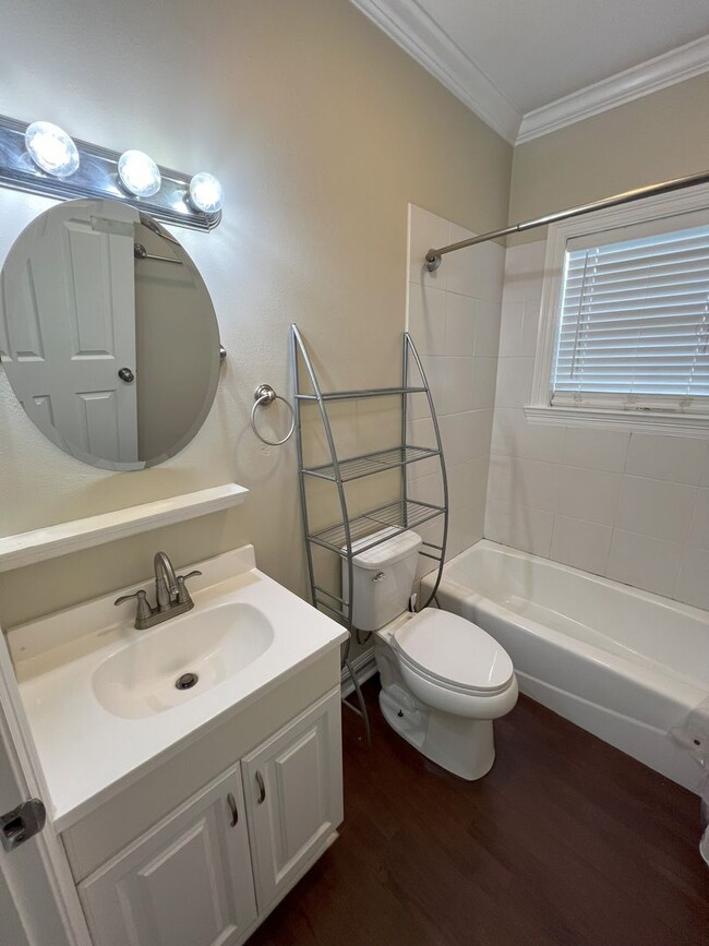 Building Photo - 1 bedroom, 1 bathroom duplex located in Po...