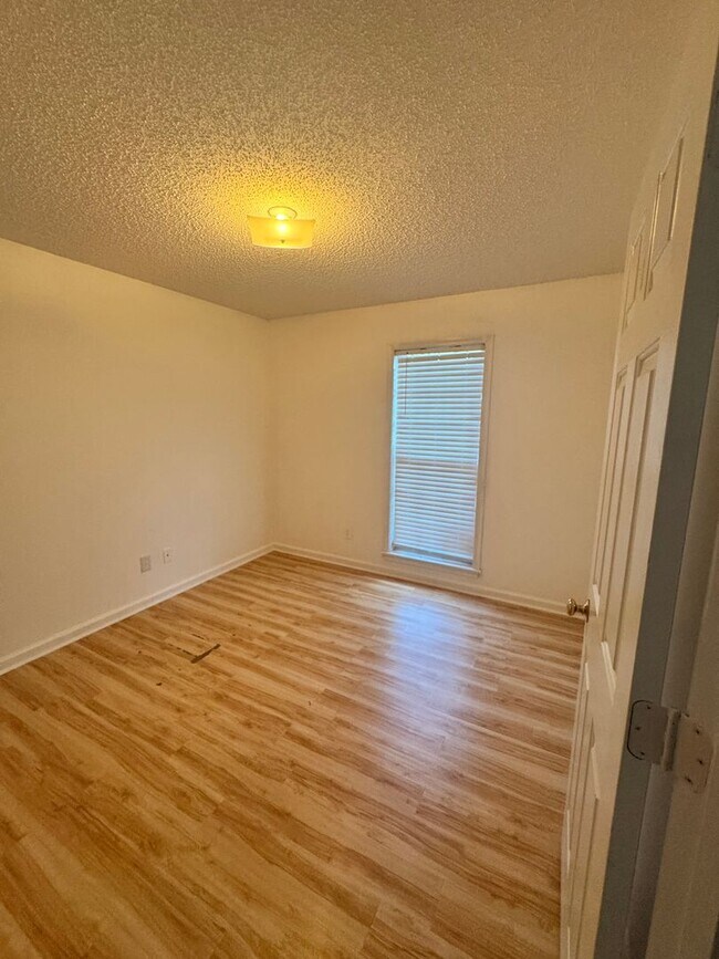 Building Photo - Single-family 3bd/2ba