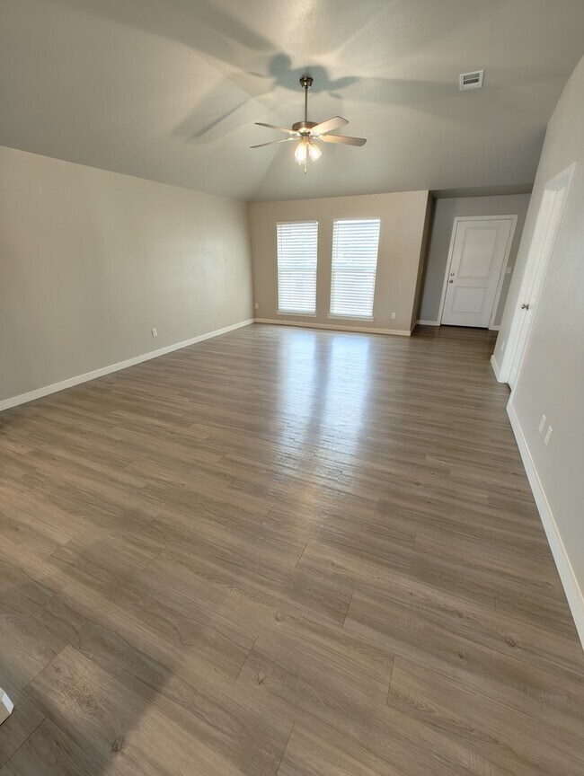 Building Photo - 3 bed 2 bath in Lone Star Trails!
