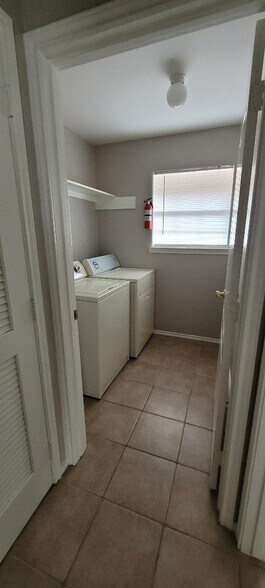Building Photo - 624 DFW Dr
