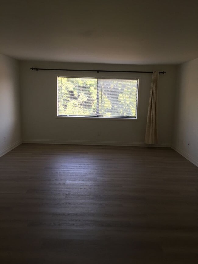 Building Photo - La Mesa 3 BR / 2.5 BA 2,152 SQFT "Stunning...