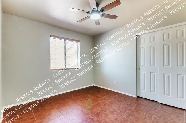 Building Photo - 1013 E Halcyon Rd