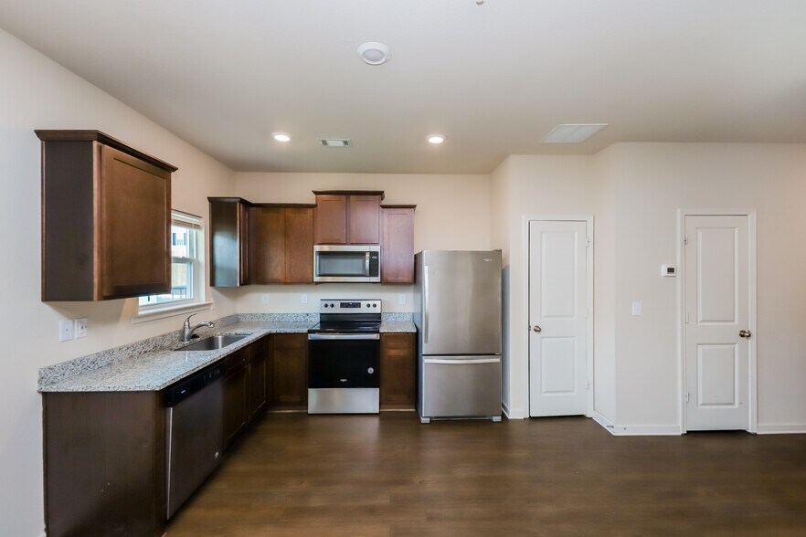 Building Photo - 304 Highwood Ln