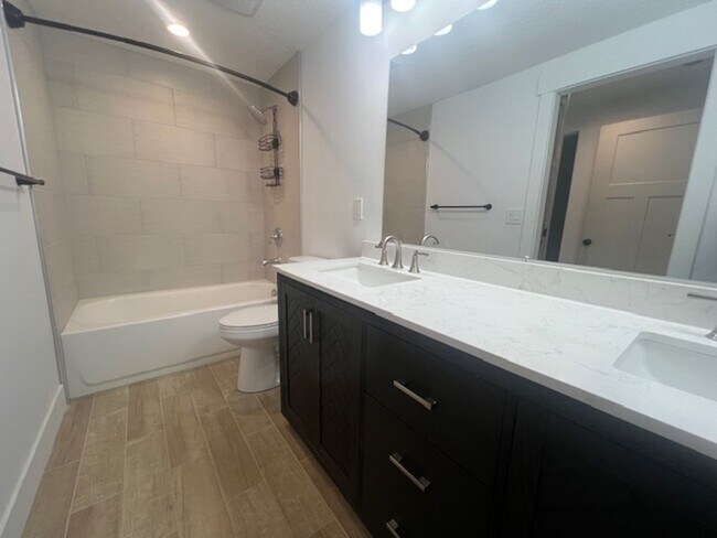 Building Photo - Spacious 3 Bed Downstairs Duplex