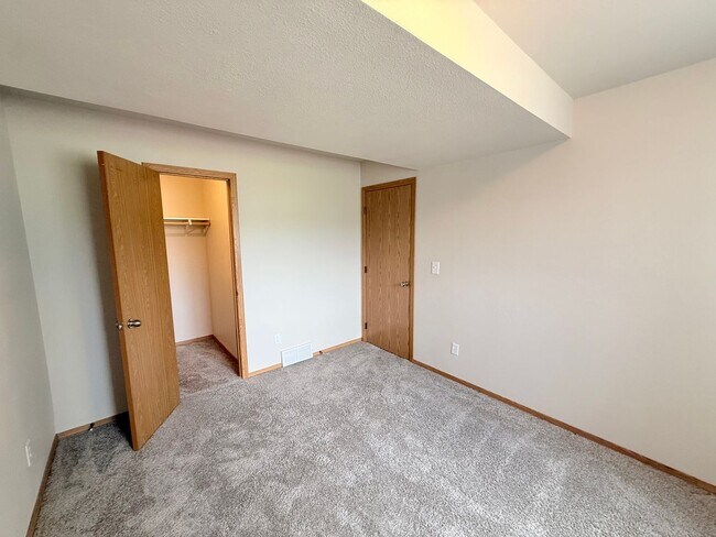 Building Photo - Spacious 4-Bedroom Home in South Fargo