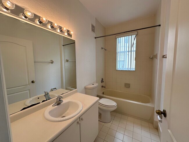 Building Photo - 2650 SE 16th Ter