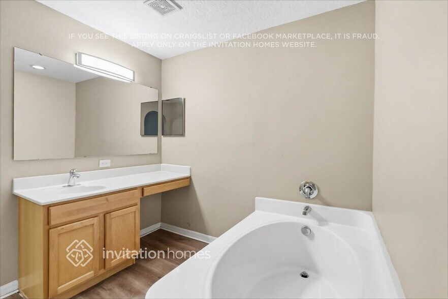 Building Photo - 13501 Mango Bay Dr