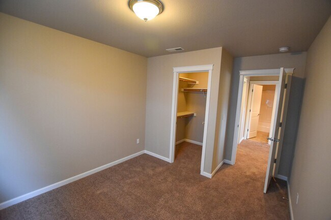 Building Photo - Gorgeous home in Olympia!!