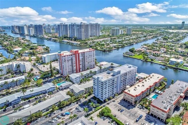 Building Photo - 3113 S Ocean Dr